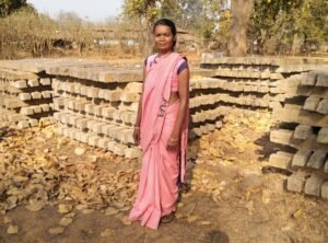 सफलता की कहानी मेहनत और आत्मविश्वास से बदली तकदीर पोल निर्माण कार्य से आत्मनिर्भर बनीं सेमरिहा की फूलमती सिंह